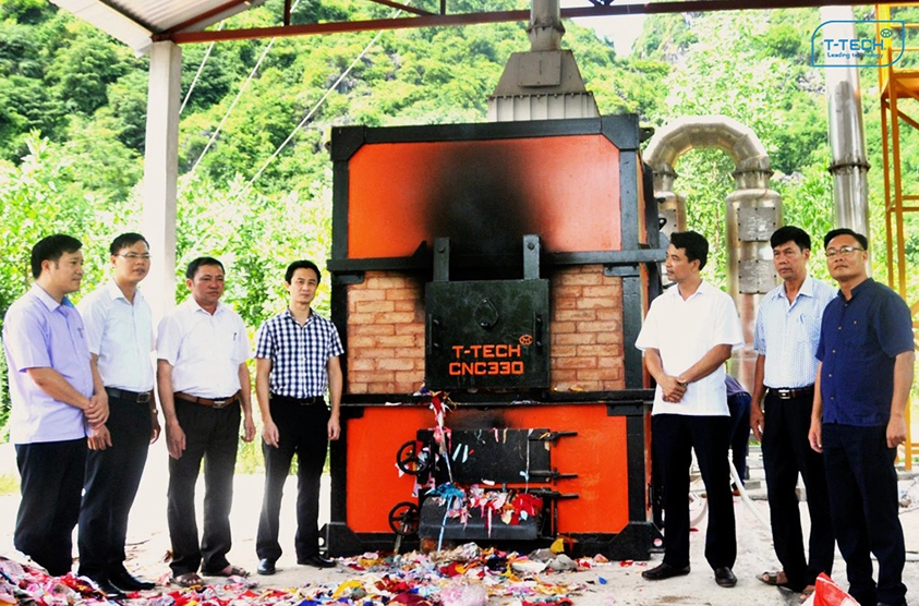 Đại diện Sở KHCN cùng hội nông dân xã Gia Hưng chứng kiến vận hành Lò đốt rác CNC330